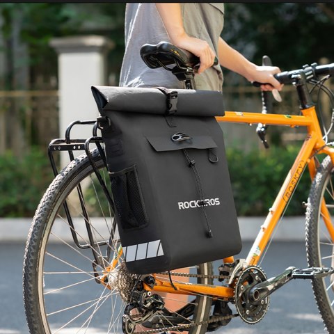 Sakwa rowerowa z funkcją plecaka wodoodporna z zaczepem na kask 18l - czarna