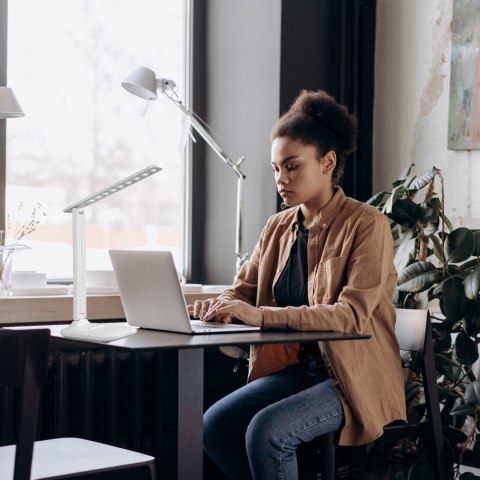 Lampka biurkowa szkolna z uchwytem na telefon regulowana - biało srebrna